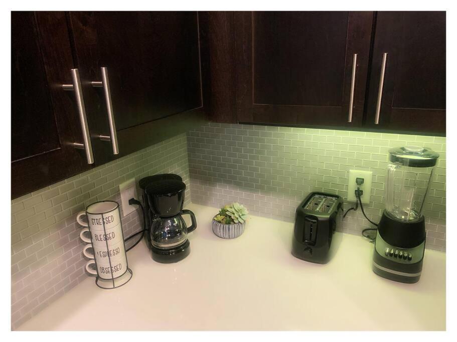 Penthouse Cool-Oasis-In-Houston-Rental Car Available-View-Great-Sleep Buitenkant foto