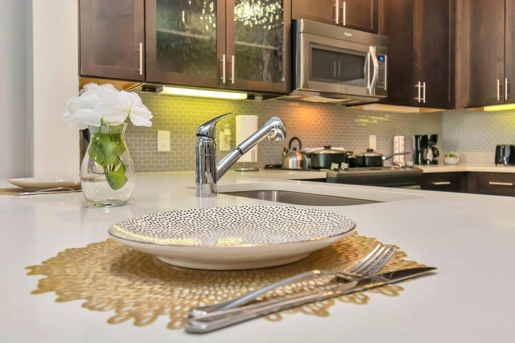 Penthouse Cool-Oasis-In-Houston-Rental Car Available-View-Great-Sleep Buitenkant foto