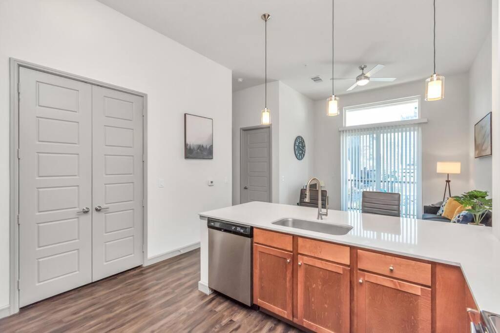 Penthouse Cool-Oasis-In-Houston-Rental Car Available-View-Great-Sleep Buitenkant foto