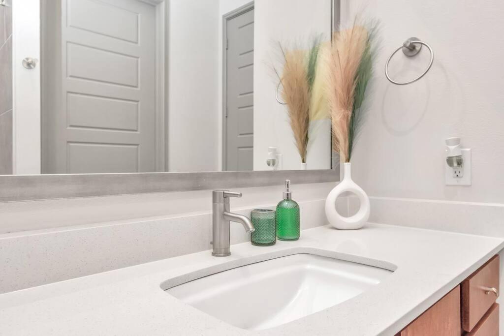 Penthouse Cool-Oasis-In-Houston-Rental Car Available-View-Great-Sleep Buitenkant foto